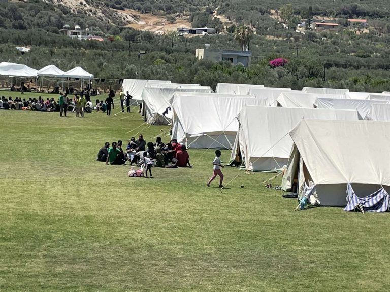 Σε σκηνές στο γήπεδο του Τσεσμέ βρέθηκαν προσωρινά 501 μετανάστες, Ρέθυμνο, Ιούνιος 2025 Πηγή: rethnea.gr