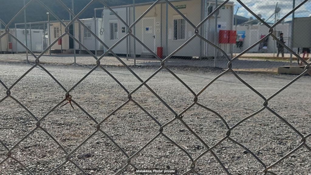 A mother and her two children arrested upon seeking asylum, a couple arbitrarily detained for a month: Two stories from the first month of the implementation of the New Pact